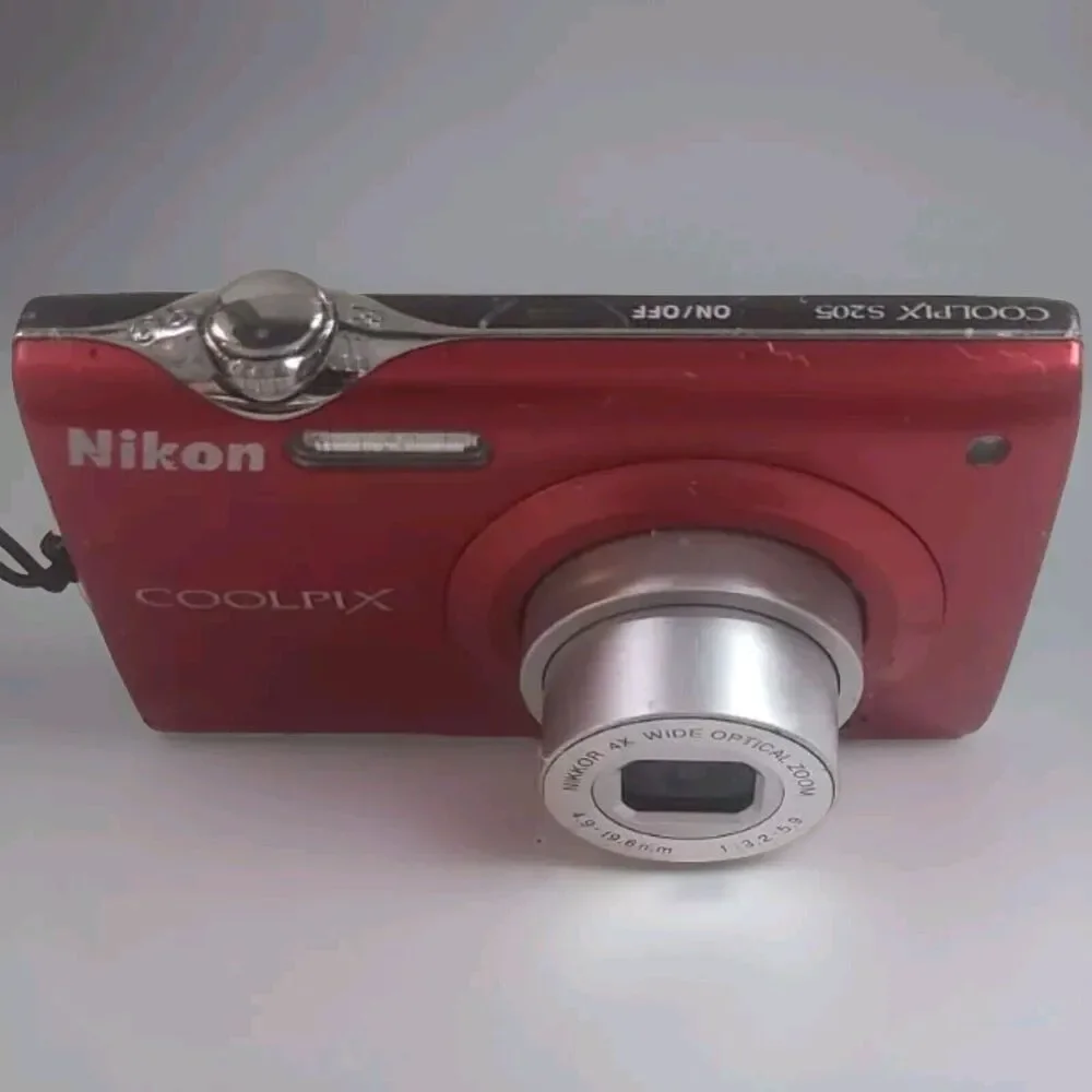 Nikon COOLPIX S205 12.0MP Digital Camera - Red